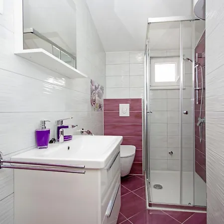 Mit Drei Schlafzimmern- Whirlpool Und Meerblick By Interhome Макарска