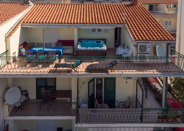 Mit Drei Schlafzimmern- Whirlpool Und Meerblick By Interhome Макарска